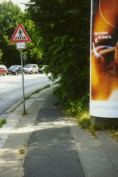 Durch den Dschungel neben der Heinrich-Plett-Straße im August 1999, 1. Akt